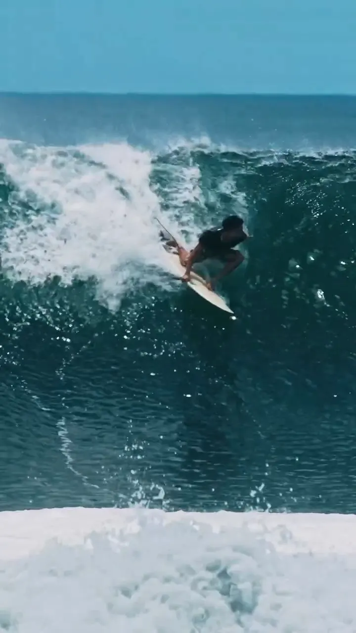 Un surfista sobre una ola grande.